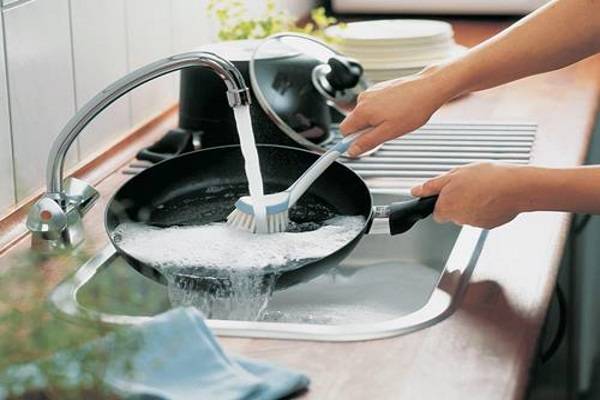 3 bước siêu đơn giản để làm sạch nồi bị cháy khét bạn đã biết chưa