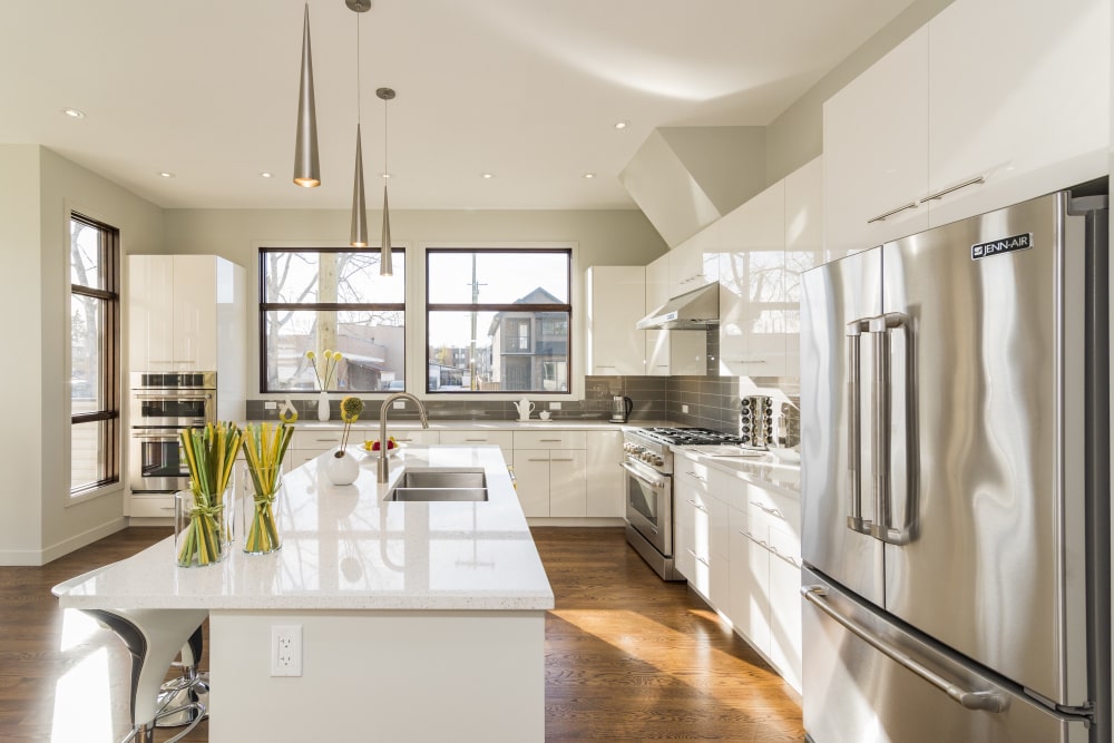 So sánh phụ kiện tủ bếp nhôm và phụ kiện tủ bếp inox
