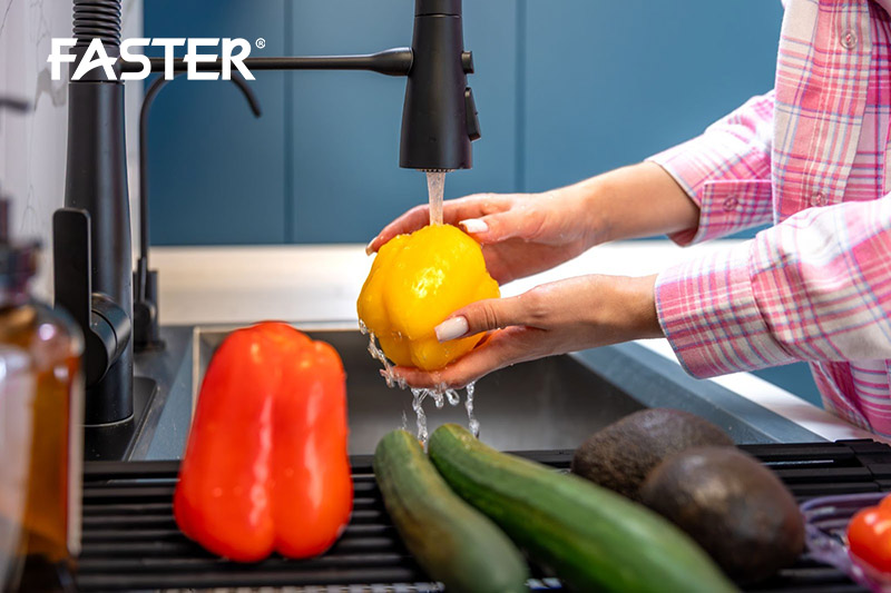 Rửa rau củ quả trước khi cho vào tủ lạnh