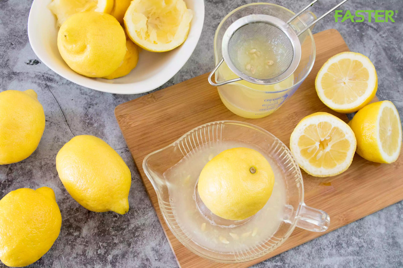 Dùng nước cốt chanh hoặc giấm trắng