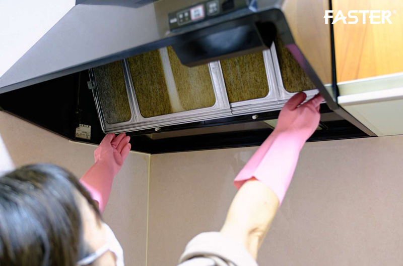 Máy hút mùi cũ phát ra tiếng ồn bất thường