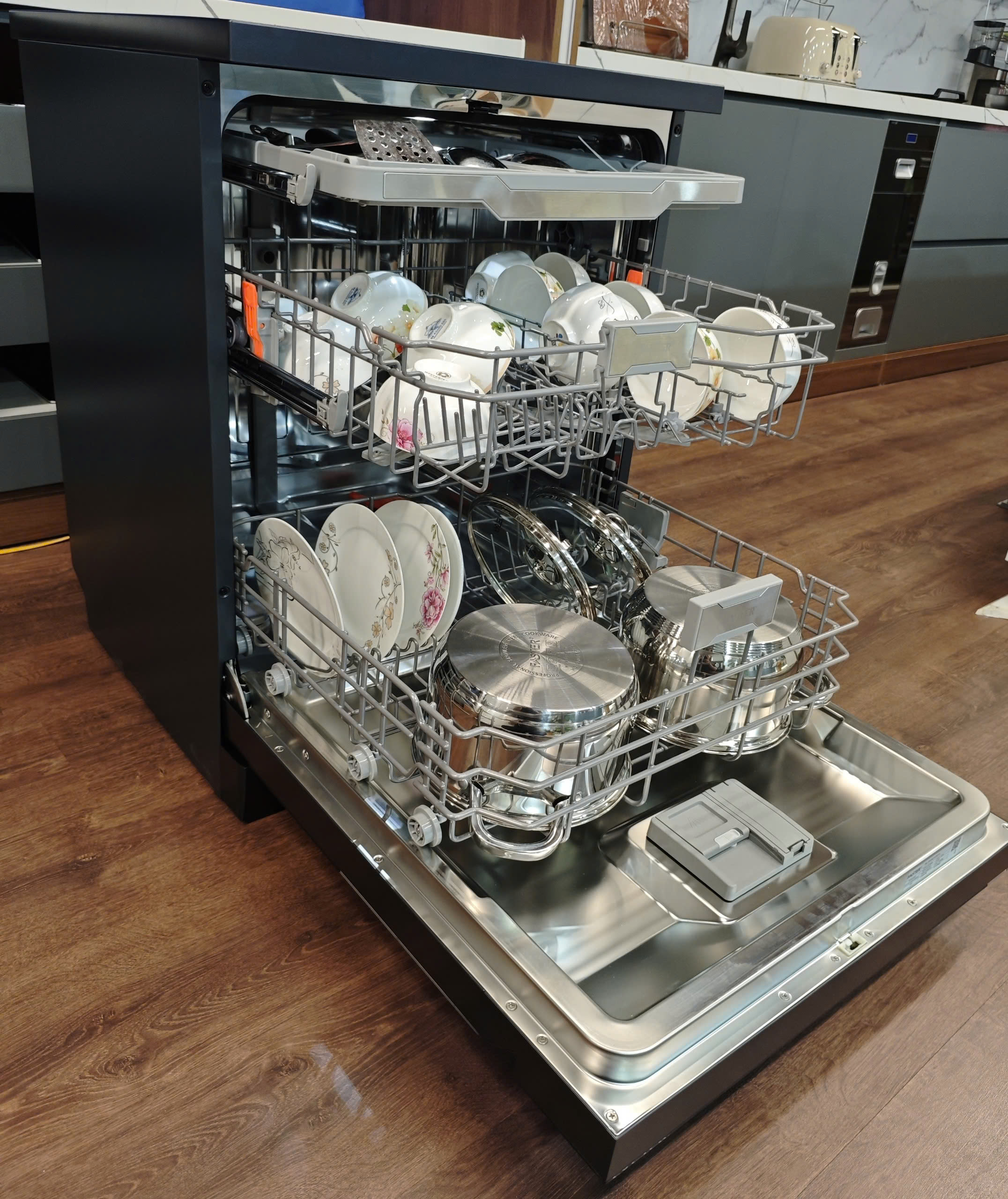 Khoang máy và sàn Inox 304 cao cấp của máy rửa bát Faster